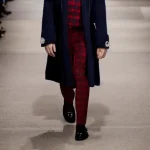 В холодные зимние месяцы особенно важно выбирать гардероб так, чтобы он был одновременно теплым и стильным. Одним из ключевых элементов удерживает свои позиции в модной повестке уже не первый сезон — это водолазка. В 2025 году она снова выходит на авансцедру трендов, превращаясь из простого базового элемента в универсальный аксессуар, способный дополнить любой образ, независимо от стиля и ситуации.